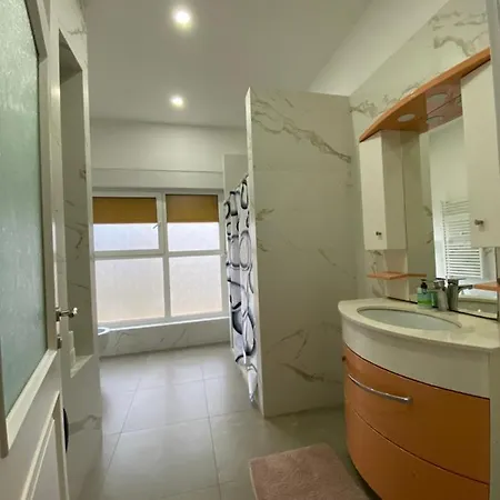 Apartamento In Affitto In Zona Tranquilla Rezidenziale Tirana